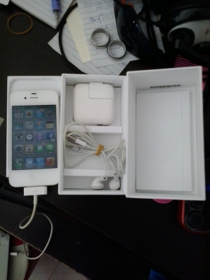 ขายไอโฟน 4S สีขาว 32 กิ๊ก 13,500 บาท ครับ