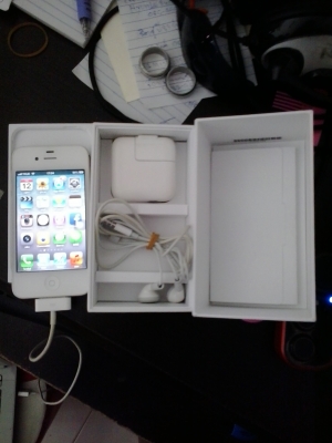 ขายไอโฟน 4S สีขาว 32 กิ๊ก 13,500 บาท ครับ