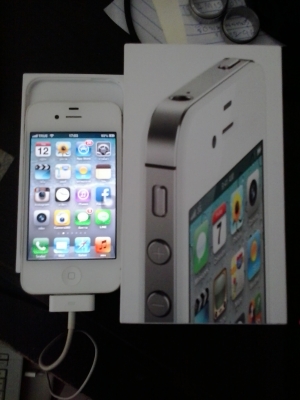 ขายไอโฟน 4S สีขาว 32 กิ๊ก 13,500 บาท ครับ