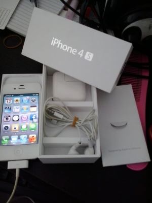ขายไอโฟน 4S สีขาว 32 กิ๊ก 13,500 บาท ครับ