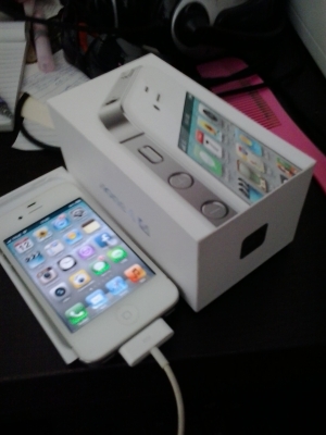 ขายไอโฟน 4S สีขาว 32 กิ๊ก 13,500 บาท ครับ