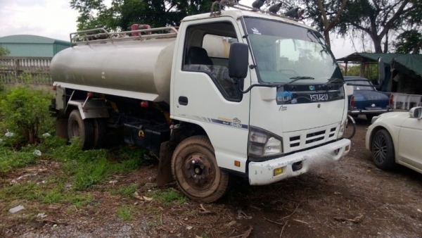 รถอิซูซุ 6 ล้อ บรรกทุกน้ำมัน NPR 130 แรงม้า ปี 49  สนใจติดต่อ 081 - 6079515