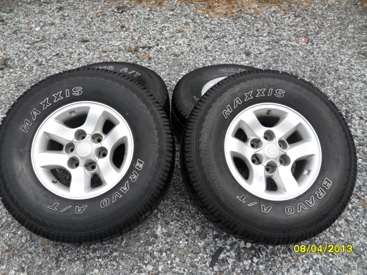 ขายแม็ก 6 รูขอบ15 TOYOTAพร้อมยาง MAXXIS ขนาด 31X10.5R15 ยางปี08 สภาพยาง 90\% ดอกยางหนาลึกเท่ากัน 4 เส้น