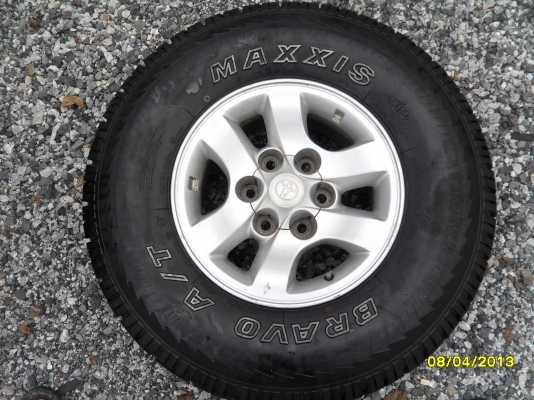 ขายแม็ก 6 รูขอบ15 TOYOTAพร้อมยาง MAXXIS ขนาด 31X10.5R15 ยางปี08 สภาพยาง 90\% ดอกยางหนาลึกเท่ากัน 4 เส้น