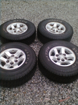 ขายแม็ก 6 รูขอบ15 TOYOTAพร้อมยาง MAXXIS ขนาด 31X10.5R15 ยางปี08 สภาพยาง 90\% ดอกยางหนาลึกเท่ากัน 4 เส้น