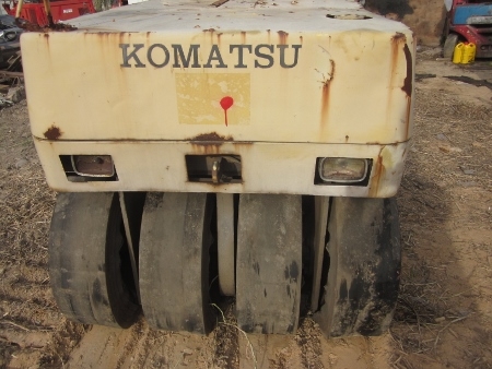 ขายตามสภาพ-รถบดเรียบล้อยาง KOMATSU ดีเซล 3 สูบ เก่าจากญี่ปุ่น
