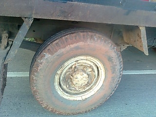 ขายรถ 4 ล้อรั้วใหญ่ ISUZU คัสซี 7896929 เครื่อง C240-171136 74 แรงม้า ใส่ยางขนาด 7.50-15 รถใช้บรรทุกไม้ยาง ราคา 65000