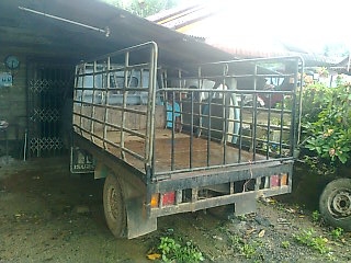 ขายรถ 4 ล้อรั้วใหญ่ ISUZU คัสซี 7896929 เครื่อง C240-171136 74 แรงม้า ใส่ยางขนาด 7.50-15 รถใช้บรรทุกไม้ยาง ราคา 65000