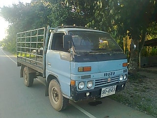 ขายรถ 4 ล้อรั้วใหญ่ ISUZU คัสซี 7896929 เครื่อง C240-171136 74 แรงม้า ใส่ยางขนาด 7.50-15 รถใช้บรรทุกไม้ยาง ราคา 65000