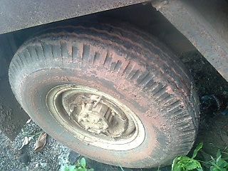 ขายรถ 4 ล้อรั้วใหญ่ ISUZU คัสซี 7896929 เครื่อง C240-171136 74 แรงม้า ใส่ยางขนาด 7.50-15 รถใช้บรรทุกไม้ยาง ราคา 65000