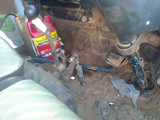 ขายรถ 4 ล้อรั้วใหญ่ ISUZU คัสซี 7896929 เครื่อง C240-171136 74 แรงม้า ใส่ยางขนาด 7.50-15 รถใช้บรรทุกไม้ยาง ราคา 65000