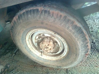 ขายรถ 4 ล้อรั้วใหญ่ ISUZU คัสซี 7896929 เครื่อง C240-171136 74 แรงม้า ใส่ยางขนาด 7.50-15 รถใช้บรรทุกไม้ยาง ราคา 65000