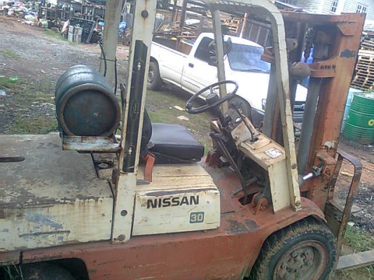 ต้องการขาย / รถฟอร์คลิฟต์ NISSN 3 ตัน ต้องการขาย / รถฟอร์คลิฟต์ NISSN 3 ตัน