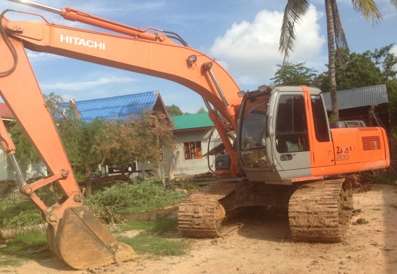 HITACHI ZX 200 รถสวยทั้งคันพร้อมใช้งาน ทำงาน 4,390 ชม.เครื่องแน่นแรงดี ไฟฟ้าหน้าจอครบพร้อม ภายในเก๋งสะอาดสวยครบพร้อม CD แอร์เย็น คอนโทรลง่ายเร็วคล่องตัวดี ช่วงล่างแน่นประมาณ 80\% พร้อมทำงานได้เลย เอกสารทะเบียนครบพร้อมโอน ราคาต่อรองได้ครับ
