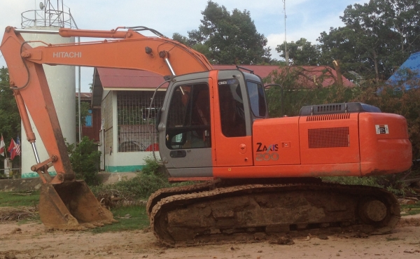 HITACHI ZX 200 รถสวยทั้งคันพร้อมใช้งาน ทำงาน 4,390 ชม.เครื่องแน่นแรงดี ไฟฟ้าหน้าจอครบพร้อม ภายในเก๋งสะอาดสวยครบพร้อม CD แอร์เย็น คอนโทรลง่ายเร็วคล่องตัวดี ช่วงล่างแน่นประมาณ 80\% พร้อมทำงานได้เลย เอกสารทะเบียนครบพร้อมโอน ราคาต่อรองได้ครับ