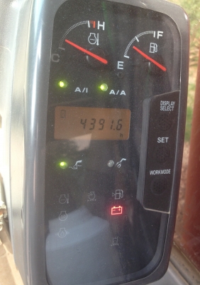 HITACHI ZX 200 รถสวยทั้งคันพร้อมใช้งาน ทำงาน 4,390 ชม.เครื่องแน่นแรงดี ไฟฟ้าหน้าจอครบพร้อม ภายในเก๋งสะอาดสวยครบพร้อม CD แอร์เย็น คอนโทรลง่ายเร็วคล่องตัวดี ช่วงล่างแน่นประมาณ 80\% พร้อมทำงานได้เลย เอกสารทะเบียนครบพร้อมโอน ราคาต่อรองได้ครับ