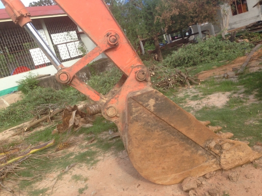 HITACHI ZX 200 รถสวยทั้งคันพร้อมใช้งาน ทำงาน 4,390 ชม.เครื่องแน่นแรงดี ไฟฟ้าหน้าจอครบพร้อม ภายในเก๋งสะอาดสวยครบพร้อม CD แอร์เย็น คอนโทรลง่ายเร็วคล่องตัวดี ช่วงล่างแน่นประมาณ 80\% พร้อมทำงานได้เลย เอกสารทะเบียนครบพร้อมโอน ราคาต่อรองได้ครับ