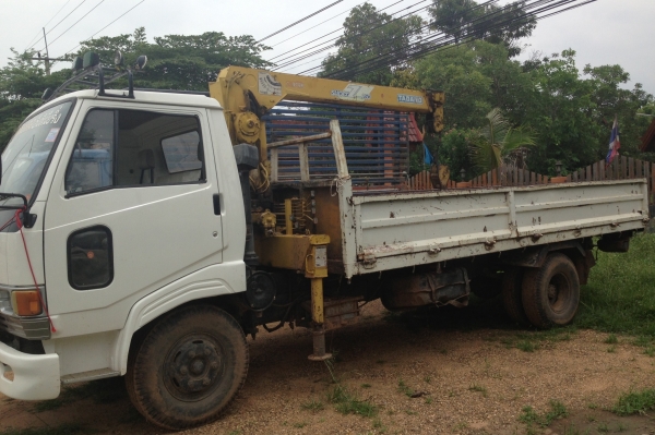 HINO KM 350 - 100 HP DM100 รถบรรทุก 6 ล้อติดเครน TADANO 2.5 ตัน 3 ปลอกยืด กระบะเหล็กคาร์โก้ความยาว 4.30 เมตรสภาพสวย เครื่องแห้งแรงดี ภายในเก๋งคอนโซลสวย พวงมาลัยเพาเวอร์ ช่วงล่างใหญ่ติด F หน้า F หลังครบพร้อม ยางสภาพดี 60\% พร้อมใช้งาน เอกสารเล่มทะเบียนภาษีค