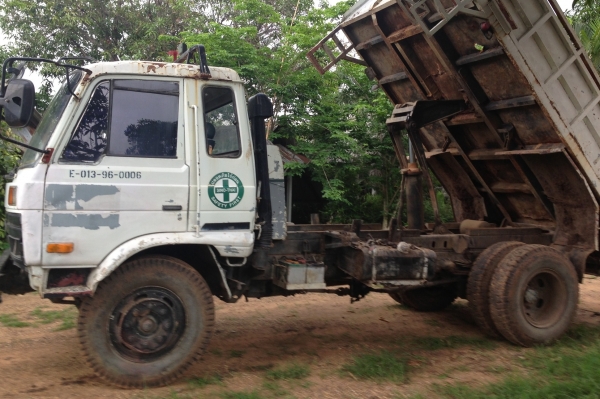 NISSAN UD 180 HP PE6 ปี 39 หกล้อดั๊มพ์ รถห้างแท้ ช่วงล่างใหญ่ยาง 9.00 ขอบ 20 กระบะดั๊มพ์เหล็ก 6 ตันความยาว 3.80 เมตร เครื่องแน่นแรงดี ภายในเก๋งคอนโซลสวยครบ พวงมาลัยเพาเวอร์ เบรคทริ๊ปฟี้ครบครัน ยางสภาพดี 70\% พร้อมบรรทุกพร้อมใช้งาน เอกสารทะเบียนภาษีครบพร้อม NISSAN UD 180 HP PE6 ปี 39 หกล้อดั๊มพ์ รถห้างแท้ ช่วงล่างใหญ่ยาง 9.00 ขอบ 20 กระบะดั๊มพ์เหล็ก 6 ตันความยาว 3.80 เมตร เครื่องแน่นแรงดี ภายในเก๋งคอนโซลสวยครบ พวงมาลัยเพาเวอร์ เบรคทริ๊ปฟี้ครบครัน ยางสภาพดี 70\% พร้อมบรรทุกพร้อมใช้งาน เอกสารทะเบียนภาษีครบพร้อม