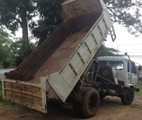 NISSAN UD 180 HP PE6 ปี 39 หกล้อดั๊มพ์ รถห้างแท้ ช่วงล่างใหญ่ยาง 9.00 ขอบ 20 กระบะดั๊มพ์เหล็ก 6 ตันความยาว 3.80 เมตร เครื่องแน่นแรงดี ภายในเก๋งคอนโซลสวยครบ พวงมาลัยเพาเวอร์ เบรคทริ๊ปฟี้ครบครัน ยางสภาพดี 70\% พร้อมบรรทุกพร้อมใช้งาน เอกสารทะเบียนภาษีครบพร้อม