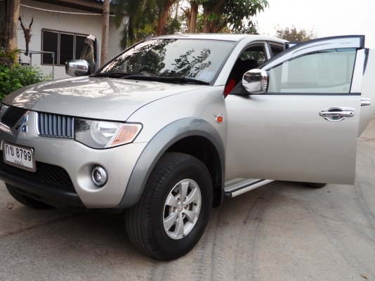 มิตซูบิชิไทรทันพลัส 4 ประตู