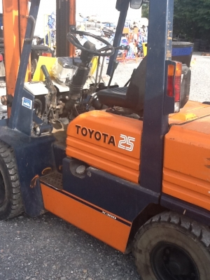 รถฟอร์คลิฟต์ toyota ดีเซล รุ่น5 เสา4เมตร ล้อคู่ เก่าญี่ปุ่น