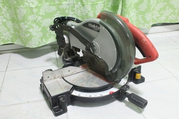 เลื่อยแท่นตัดองศาขนาดใบ10นิ้ว maktec รุ่นmt230 สภาพดีมากๆพร้อมใช้ครับ