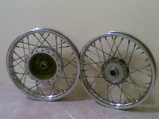 ขายดุมติดล้อเดิมhonda คลิก1คู่ราคา400บาท0831799040โส