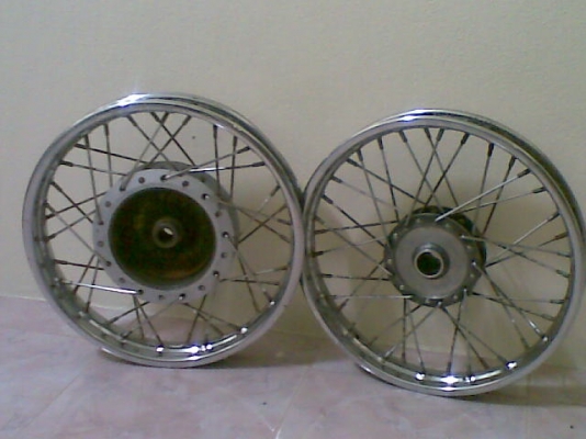 ขายดุมติดล้อเดิมhonda คลิก1คู่ราคา400บาท0831799040โส