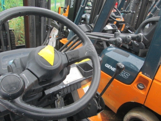 ขายฟอร์คลิฟต์ TOYOTA 7FG 25 เสา 3 ท่อน สูง 4.5 เมตร เกียร์ MT  สภาพพร้อมใช้งาน (รับประกันเครื่องยนต์ 3 เดือน จัดส่งฟรีทั่วประเทศ)  สภาพเดิมแท้จากญี่ปุ่น   สีเดิมและตัวถังสภาพเดิมจากญี่ปุ่น