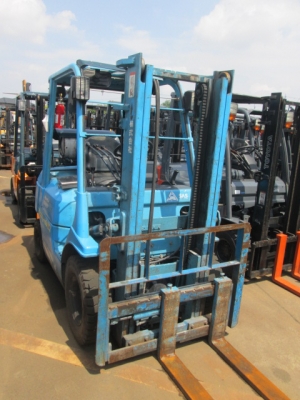 ขายฟอร์คลิฟต์ TOYOTA 7FG25 เสาสูง 3 เมตร เกียร์ MT SIDE SHIP ใช้งานได้ 2 ระบบ   (รับประกันเครื่องยนต์ 3 เดือน จัดส่งฟรีทั่วประเทศ)   สภาพเดิมแท้จากญี่ปุ่น   สีเดิมและตัวถังสภาพเดิมจากญี่ปุ่น