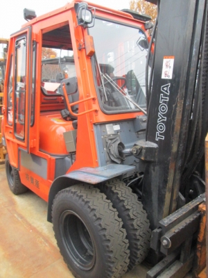 ขายฟอร์คลิฟต์ TOYOTA 6FG45,  SIDE SHIP, เสา  5 เมตร เกียร์ AT แรงและประหยัด GASOLINE / LPG พร้อมแอร์คอนดิชั่น และจอทีวี, DVD FULL OPTION  (รับประกันเครื่องยนต์ 6 เดือน จัดส่งฟรีทั่วประเทศ)  น้ำหนักรถ 7300 KG สภาพเดิมแท้จากญี่ปุ่น