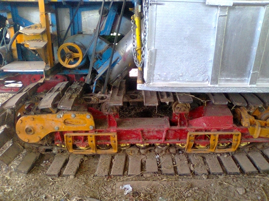 ขายรถเกี่ยวศักดิ์อุ้ม เครื่อง6BG1เทอร์โบ ปั้มไดรกิน 280000บาท