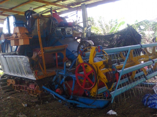 ขายรถเกี่ยวศักดิ์อุ้ม เครื่อง6BG1เทอร์โบ ปั้มไดรกิน 280000บาท