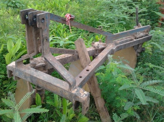 ขาย รถไถ1เพลา FORD 77 T1 สภาพดี ราคาไม่แพง เครื่องดีติดง่าย เกียร์ดีเดินหน้าถอยหลังปกติ ปั้มดี หางดีแขนดี ไม่มีปะระบบไฮฯใช้ได้ปกติ พร้อมอุปกรณ์ 4ชิ้น ใบดัน ผาน3,7 หางโรยขี้ไก่ อุปกรณ์สภาพดี เอกสารเล่มทะเบียน พร้อมใช้ พร้อมลุยงาน (มีคลิปประกอบ)ราคาต่อรองได