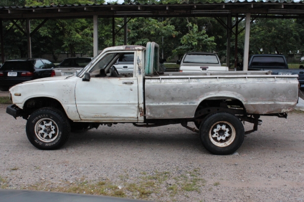 4x4ใช้ใด้ปกติ เครื่องดี เกืยร์รรมดา สีต้องอาบน้ำ วิ้นหน้าใช้โยกเกืยร์ กะบสแตนเลส มีเล่ม ทะเบืยนขาด48