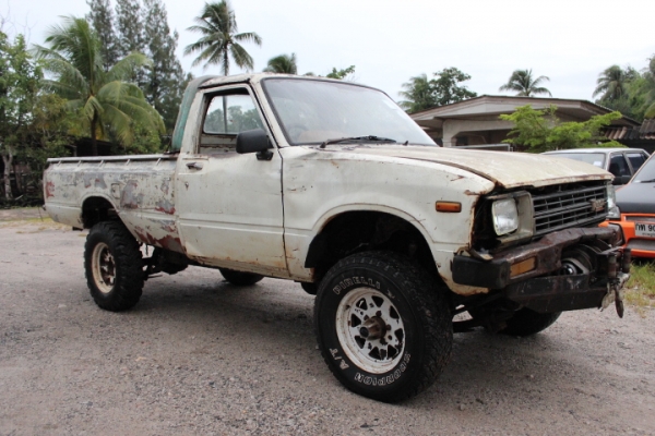 4x4ใช้ใด้ปกติ เครื่องดี เกืยร์รรมดา สีต้องอาบน้ำ วิ้นหน้าใช้โยกเกืยร์ กะบสแตนเลส มีเล่ม ทะเบืยนขาด48