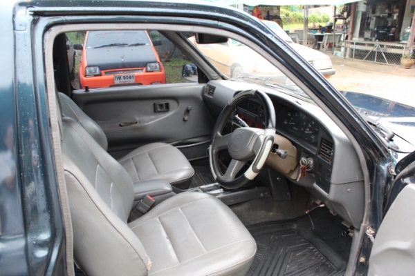 เกืยร์ธรรมดา เครื่องดี ขับดี ไม่เค็ม คัชชีสวย แอร์เย็น ต้องเก็บสีบางชิ้น