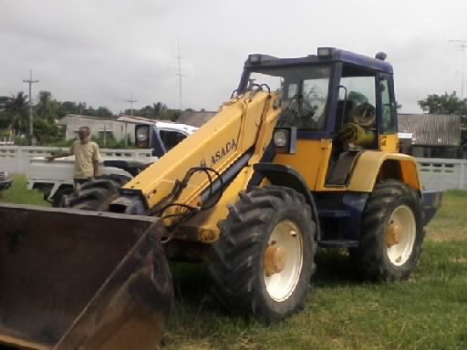 ขายด่วนรถตัก ASADA เอวอ่อน นำเข้า อังกฤษ เอกสารอินวอยส์ รถพร้อมใช้งาน ยกสูงกว่ารถคอกเกษตร 4เมตรได้ ยึดสไลด์ได้ครับ