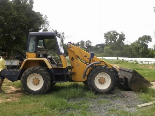 ขายด่วนรถตัก ASADA เอวอ่อน นำเข้า อังกฤษ เอกสารอินวอยส์ รถพร้อมใช้งาน ยกสูงกว่ารถคอกเกษตร 4เมตรได้ ยึดสไลด์ได้ครับ