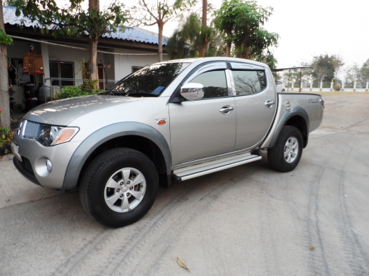 มิตซูบิชิไทรทันพลัส 4 ประตู