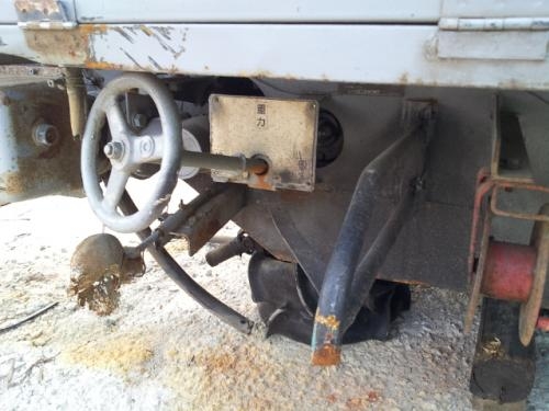 รหัสสินค้า :12000974 ถังน้ำมัน นำเข้าจากญี่ปุ่นพร้อมใช้งาน แบ่งเป็น2ถังอยู่ด้านในถังล่ะ1000Lและมีมิตเตอการใช้น้ำมันทั้งหมด 940390 L 2550KG. มีสายดับเพลิงให้ 2เส้น สายน้ำมันใช้ปั้มในการนำสายน้ำมันออก มีหัวจ่ายน้ำมัน