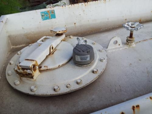 รหัสสินค้า :12000974 ถังน้ำมัน นำเข้าจากญี่ปุ่นพร้อมใช้งาน แบ่งเป็น2ถังอยู่ด้านในถังล่ะ1000Lและมีมิตเตอการใช้น้ำมันทั้งหมด 940390 L 2550KG. มีสายดับเพลิงให้ 2เส้น สายน้ำมันใช้ปั้มในการนำสายน้ำมันออก มีหัวจ่ายน้ำมัน