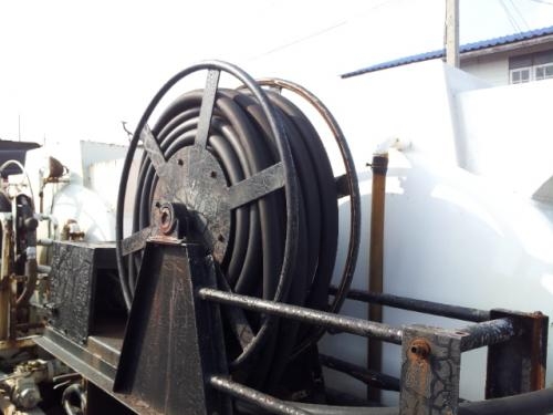 รหัสสินค้า :12000974 ถังน้ำมัน นำเข้าจากญี่ปุ่นพร้อมใช้งาน แบ่งเป็น2ถังอยู่ด้านในถังล่ะ1000Lและมีมิตเตอการใช้น้ำมันทั้งหมด 940390 L 2550KG. มีสายดับเพลิงให้ 2เส้น สายน้ำมันใช้ปั้มในการนำสายน้ำมันออก มีหัวจ่ายน้ำมัน