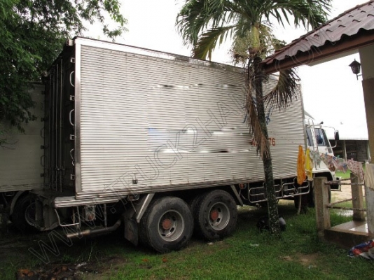 รถบรรทุก 10 ล้อบรรทุกตู้  ยี่ห้อ ISUZU