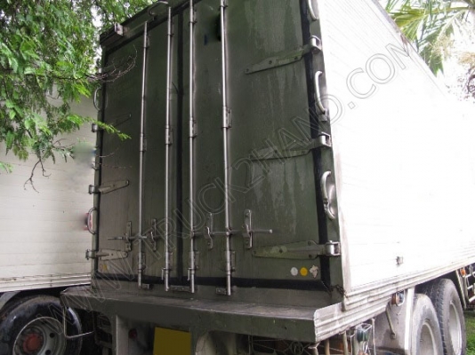 รถบรรทุก 10 ล้อบรรทุกตู้  ยี่ห้อ ISUZU