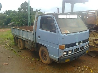 ขายรถ 4 ล้อใหญ่กระบะคาร์โก้ ISUZU NKR 55EU1 เครื่อง 4JB1-866087 4 สูบ 88 แรงม้า ขนาดยาง 7.50-15 ราคา 230000