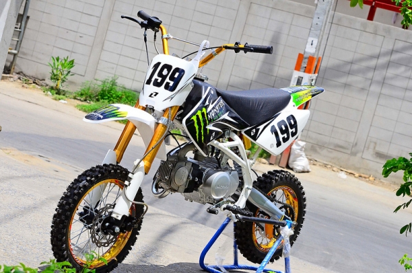 ลดล้าง stock รถ สนามเบอร์ 199 เครื่องสูตร LIFAN 125CC แรงด้วยเครื่องที่มีแรงบิดสูง ยกล้อง่ายๆ เฟรมถักรับแรงกระแทกได้สบาย กระโดดได้ โช็คหน้าหัวกลับ ท่อสูตรแต่ง และล้อ อลูมิเนียม น้ำหนักเบา ขี่ง่ายคล่องตัว โปรโมชั่น สุดท้าย เหลือเพียงไม่กี่คัน อย่ารอช้า 275