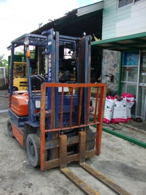 ขายรถโฟล์คลิฟท์  TOYOTA  5FG10  เครื่องยนต์เบนซิน  ขนาด  1  ตัน  เกียร์ธรรมดา  เสาสูง  3 เมตร  งา 1,070  มม.  ยางลม