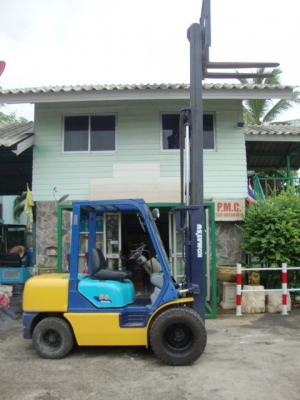 ขายรถโฟล์คลิฟท์  KOMATSU  FD30-12  เครื่องยนต์ดีเซล  เสาสูง  4.3  เมตร (เสาเข้าตู้  3 ท่อน)  เกียร์ออโตเมติค  งา 1,070  มม.  ยางลม